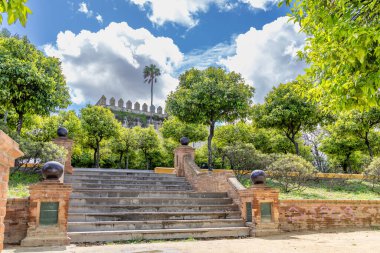 Jerez de la Frontera, İspanya - 15 Mayıs 2025: İspanya 'nın Jerez de la Frontera şehrinde Kutsal Hafta için dekore edilen tarihi merkezdeki ortaçağ evleri ve saraylarının ayrıntıları