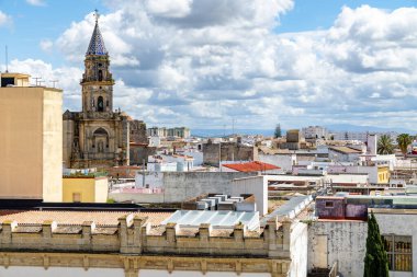 Jerez de la Frontera, İspanya - 15 Mayıs 2025: İspanya 'nın Jerez de la Frontera şehrinde Kutsal Hafta için dekore edilen tarihi merkezdeki ortaçağ evleri ve saraylarının ayrıntıları