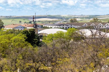 Jerez de la Frontera, İspanya - 15 Mayıs 2025: İspanya 'nın Jerez de la Frontera şehrinde Kutsal Hafta için dekore edilen tarihi merkezdeki ortaçağ evleri ve saraylarının ayrıntıları