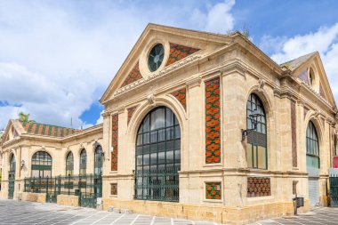 Jerez de la Frontera, İspanya - 15 Mayıs 2025: İspanya 'nın Jerez de la Frontera şehrinde Kutsal Hafta için dekore edilen tarihi merkezdeki ortaçağ evleri ve saraylarının ayrıntıları