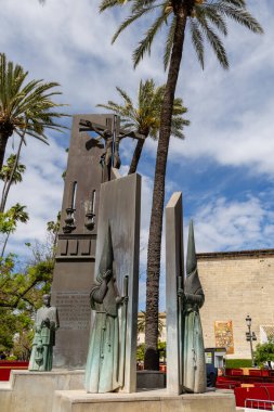 Jerez de la Frontera, İspanya - 15 Mayıs 2025: İspanya 'nın Jerez de la Frontera şehrinde Kutsal Hafta için dekore edilen tarihi merkezdeki ortaçağ evleri ve saraylarının ayrıntıları