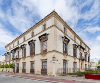 Jerez de la Frontera, İspanya - 15 Mayıs 2025: İspanya 'nın Jerez de la Frontera şehrinde Kutsal Hafta için dekore edilen tarihi merkezdeki ortaçağ evleri ve saraylarının ayrıntıları