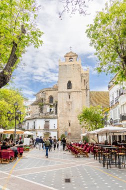 Jerez de la Frontera, İspanya - 15 Mayıs 2025: İspanya 'nın Jerez de la Frontera şehrinde Kutsal Hafta için dekore edilen tarihi merkezdeki ortaçağ evleri ve saraylarının ayrıntıları