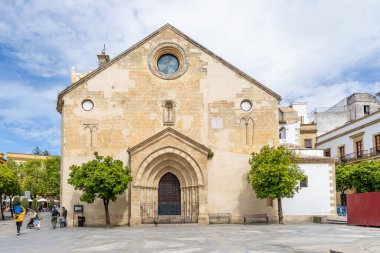 Jerez de la Frontera, İspanya - 15 Mayıs 2025: İspanya 'nın Jerez de la Frontera şehrinde Kutsal Hafta için dekore edilen tarihi merkezdeki ortaçağ evleri ve saraylarının ayrıntıları