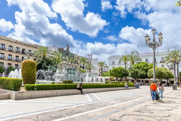 Jerez de la Frontera, İspanya - 15 Mayıs 2025: İspanya 'nın Jerez de la Frontera şehrinde Kutsal Hafta için dekore edilen tarihi merkezdeki ortaçağ evleri ve saraylarının ayrıntıları