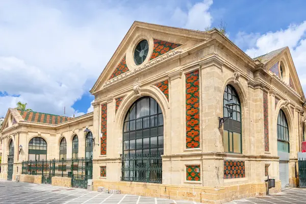 Jerez de la Frontera, İspanya - 15 Mayıs 2025: İspanya 'nın Jerez de la Frontera şehrinde Kutsal Hafta için dekore edilen tarihi merkezdeki ortaçağ evleri ve saraylarının ayrıntıları