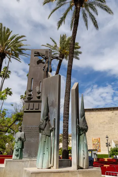 Jerez de la Frontera, İspanya - 15 Mayıs 2025: İspanya 'nın Jerez de la Frontera şehrinde Kutsal Hafta için dekore edilen tarihi merkezdeki ortaçağ evleri ve saraylarının ayrıntıları