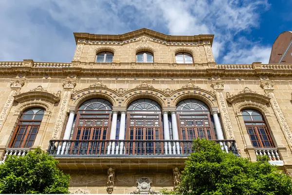 Jerez de la Frontera, İspanya - 15 Mayıs 2025: İspanya 'nın Jerez de la Frontera şehrinde Kutsal Hafta için dekore edilen tarihi merkezdeki ortaçağ evleri ve saraylarının ayrıntıları