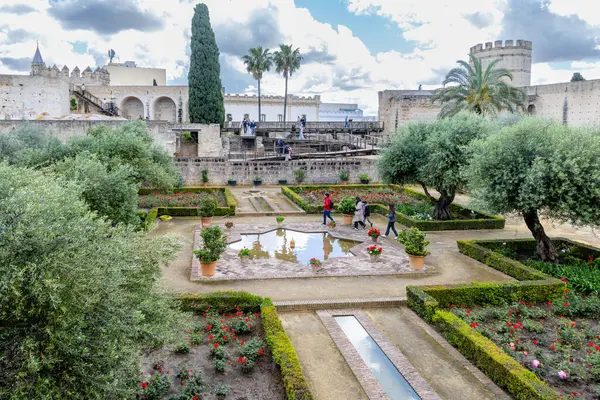 Jerez de la Frontera, İspanya - 15 Mayıs 2025: Alcazar 'ın detayları, İspanya' nın Jerez de la Frontera kentindeki tarihi merkezdeki ortaçağ sarayı