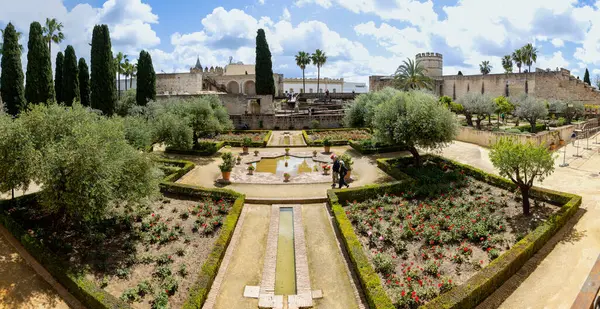 Jerez de la Frontera, İspanya - 15 Mayıs 2025: Alcazar 'ın detayları, İspanya' nın Jerez de la Frontera kentindeki tarihi merkezdeki ortaçağ sarayı
