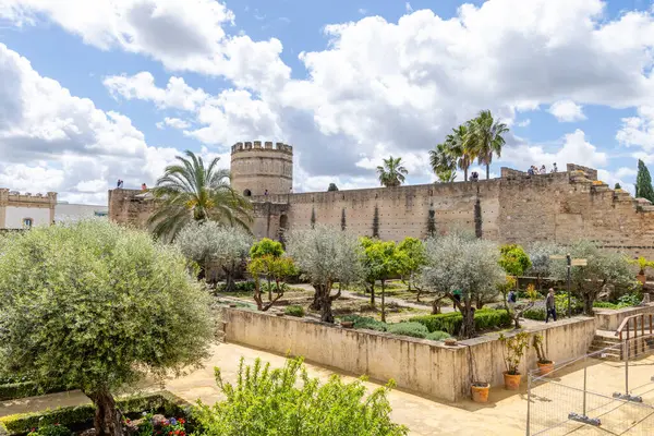 Jerez de la Frontera, İspanya - 15 Mayıs 2025: Alcazar 'ın detayları, İspanya' nın Jerez de la Frontera kentindeki tarihi merkezdeki ortaçağ sarayı