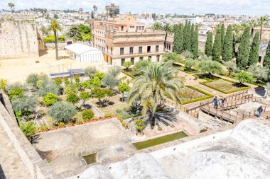 Jerez de la Frontera, İspanya - 15 Mayıs 2025: Alcazar 'ın detayları, İspanya' nın Jerez de la Frontera kentindeki tarihi merkezdeki ortaçağ sarayı