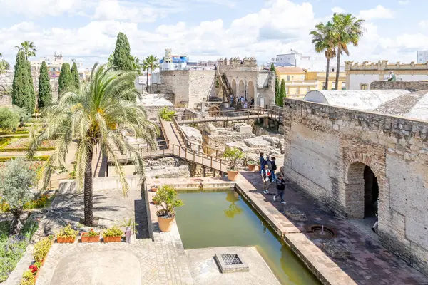 Jerez de la Frontera, İspanya - 15 Mayıs 2025: Alcazar 'ın detayları, İspanya' nın Jerez de la Frontera kentindeki tarihi merkezdeki ortaçağ sarayı