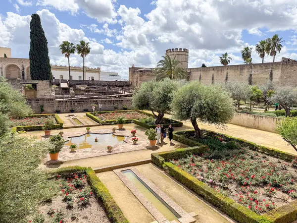 Jerez de la Frontera, İspanya - 15 Mayıs 2025: Alcazar 'ın detayları, İspanya' nın Jerez de la Frontera kentindeki tarihi merkezdeki ortaçağ sarayı