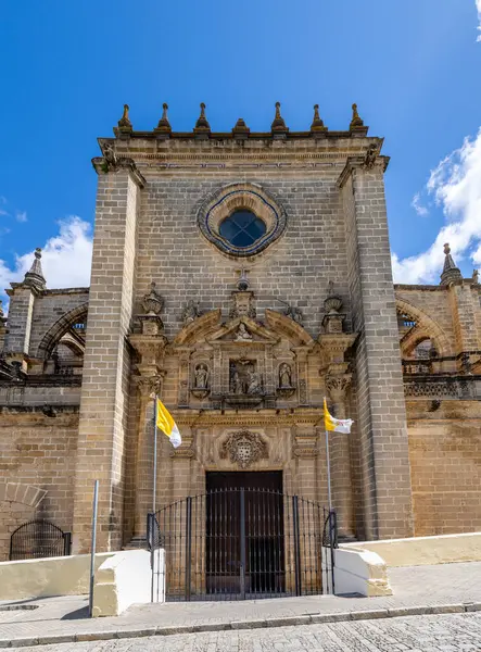 Jerez de la Frontera, İspanya - 15 Mayıs 2025: Jerez de la Frontera, İspanya 'daki katedralin dış cephesinin detayları