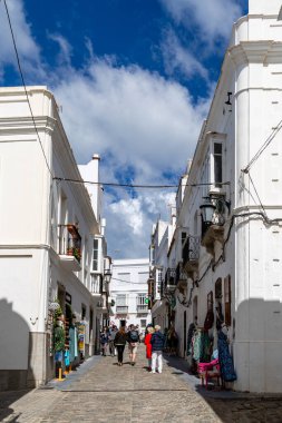 Cadiz, İspanya - 18 Nisan 2025: Tarifa, İspanya 'da düzenlenen Kutsal Hafta kutlamaları sırasında Tarifa' nın tarihi merkezinin sokakları