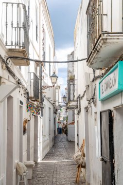 Cadiz, İspanya - 18 Nisan 2025: Tarifa, İspanya 'da düzenlenen Kutsal Hafta kutlamaları sırasında Tarifa' nın tarihi merkezinin sokakları