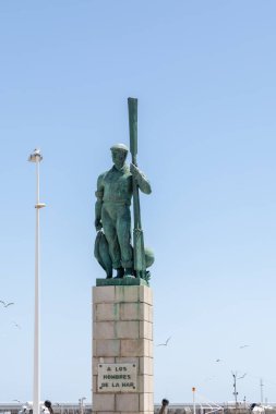 Cadiz, İspanya - 18 Nisan 2025: Tarifa, İspanya 'da düzenlenen Kutsal Hafta kutlamaları sırasında Tarifa' nın tarihi merkezinin sokakları