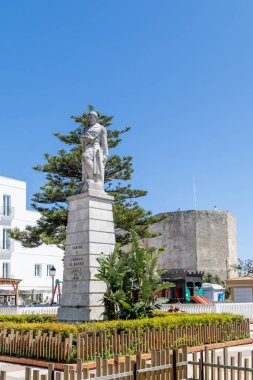 Cadiz, İspanya - 18 Nisan 2025: Tarifa, İspanya 'da düzenlenen Kutsal Hafta kutlamaları sırasında Tarifa' nın tarihi merkezinin sokakları