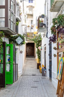 Cadiz, İspanya - 18 Nisan 2025: Tarifa, İspanya 'da düzenlenen Kutsal Hafta kutlamaları sırasında Tarifa' nın tarihi merkezinin sokakları