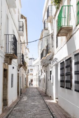 Cadiz, İspanya - 18 Nisan 2025: Tarifa, İspanya 'da düzenlenen Kutsal Hafta kutlamaları sırasında Tarifa' nın tarihi merkezinin sokakları