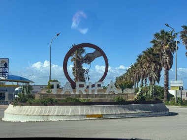 Cadiz, İspanya - 18 Nisan 2025: Tarifa, İspanya 'da düzenlenen Kutsal Hafta kutlamaları sırasında Tarifa' nın tarihi merkezinin sokakları