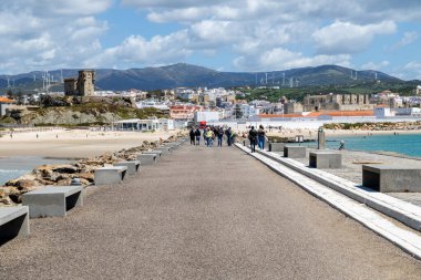 Tarifa, İspanya - 18 Nisan 2025: Tarifa 'da deniz manzarası, Akdeniz' in Tarifa, İspanya 'da Atlantik Okyanusu ile buluştuğu yer olan Cebelitarık Boğazı' nın hemen yanında.