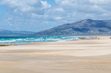 Tarifa, İspanya - 18 Nisan 2025: Tarifa 'da deniz manzarası, Akdeniz' in Tarifa, İspanya 'da Atlantik Okyanusu ile buluştuğu yer olan Cebelitarık Boğazı' nın hemen yanında.