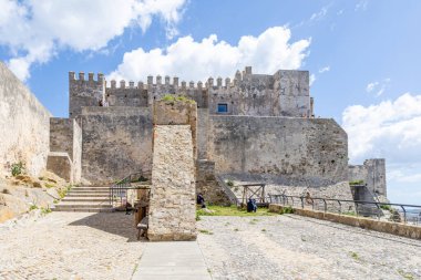 Tarifa, İspanya - 18 Nisan 2025: Tarifa, İspanya 'da Paskalya şenlikleri sırasında Guzman el Bueno' nun ortaçağ kalesi