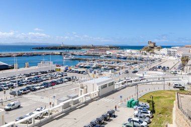 Tarifa, İspanya - 18 Nisan 2025: Liman, Tarifa, İspanya 'da Paskalya şenlikleri sırasında eğlence tekneleri demirledi