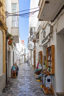 Tarifa, İspanya - 18 Nisan 2025: Tarifa, İspanya 'da düzenlenen Kutsal Hafta kutlamaları sırasında Tarifa' nın tarihi caddeleri