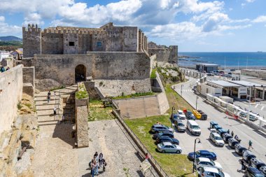 Tarifa, İspanya - 18 Nisan 2025: Tarifa, İspanya 'da Paskalya şenlikleri sırasında Guzman el Bueno' nun ortaçağ kalesi