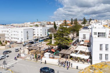 Tarifa, İspanya - 18 Nisan 2025: Tarifa, İspanya 'da düzenlenen Kutsal Hafta kutlamaları sırasında Tarifa' nın tarihi caddeleri