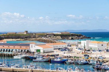 Tarifa, İspanya - 18 Nisan 2025: Liman, Tarifa, İspanya 'da Paskalya şenlikleri sırasında eğlence tekneleri demirledi