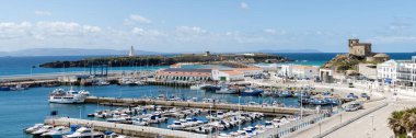 Tarifa, İspanya - 18 Nisan 2025: Liman, Tarifa, İspanya 'da Paskalya şenlikleri sırasında eğlence tekneleri demirledi