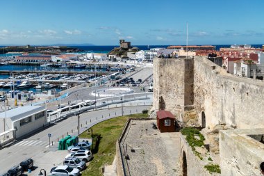 Tarifa, İspanya - 18 Nisan 2025: Tarifa, İspanya 'da Paskalya şenlikleri sırasında Guzman el Bueno' nun ortaçağ kalesi