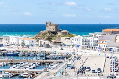 Tarifa, İspanya - 18 Nisan 2025: Liman, Tarifa, İspanya 'da Paskalya şenlikleri sırasında eğlence tekneleri demirledi