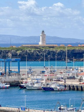 Tarifa, İspanya - 18 Nisan 2025: Liman, Tarifa, İspanya 'da Paskalya şenlikleri sırasında eğlence tekneleri demirledi