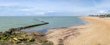 Paskalya tatilinde Cadiz ilinin Chipiona kasabasında bir sahil.