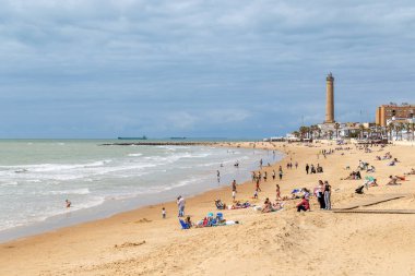 Paskalya tatilinde Cadiz ilinin Chipiona kasabasında bir sahil.