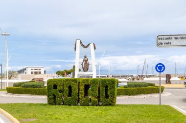 Chipiona, İspanya - 17 Nisan 2025: Chipiona, İspanya doğduğu şehir, Chipiona, İspanya 'da şarkıcı Rocio Jurado' nun anısına dikildi.