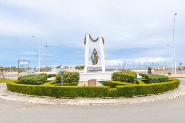 Chipiona, İspanya - 17 Nisan 2025: Chipiona, İspanya doğduğu şehir, Chipiona, İspanya 'da şarkıcı Rocio Jurado' nun anısına dikildi.