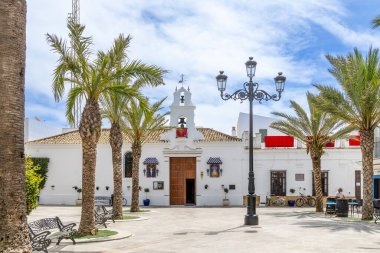 Chipiona, İspanya - 17 Nisan 2025: Chipiona, İspanya 'nın Chipiona kentinde Paskalya kutlamaları sırasında tarihi Chipiona kentinin sokakları.