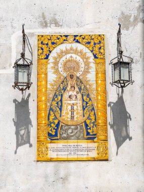 Chipiona, İspanya - 17 Nisan 2025: Chipiona, İspanya 'nın Chipiona kentinde Paskalya kutlamaları sırasında tarihi Chipiona kentinin sokakları.