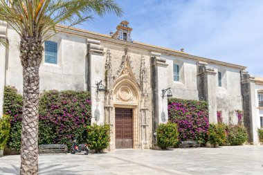 Chipiona, İspanya - 17 Nisan 2025: Chipiona, İspanya 'nın Chipiona kentinde Paskalya kutlamaları sırasında tarihi Chipiona kentinin sokakları.