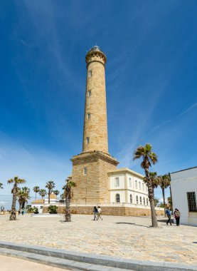 Chipiona, İspanya - 17 Nisan 2025: Chipiona, İspanya 'nın Chipiona kentinde Paskalya kutlamaları sırasında tarihi Chipiona kentinin sokakları.