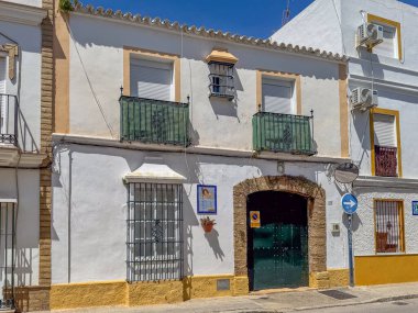 Chipiona, İspanya - 17 Nisan 2025: Chipiona, İspanya 'nın Chipiona kentinde Paskalya kutlamaları sırasında tarihi Chipiona kentinin sokakları.