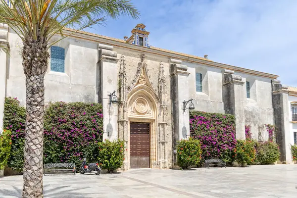 Chipiona, İspanya - 17 Nisan 2025: Chipiona, İspanya 'nın Chipiona kentinde Paskalya kutlamaları sırasında tarihi Chipiona kentinin sokakları.