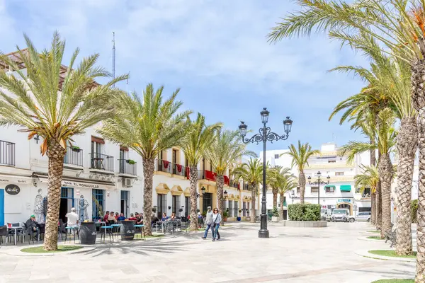 Chipiona, İspanya - 17 Nisan 2025: Chipiona, İspanya 'nın Chipiona kentinde Paskalya kutlamaları sırasında tarihi Chipiona kentinin sokakları.