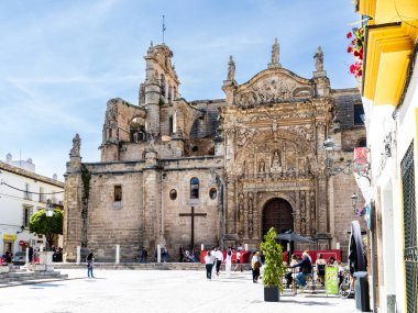 Puerto de Santa Maria, İspanya - 17 Nisan 2025: Puerto, İspanya 'daki Kutsal Hafta geçişleri için süslenmiş tarihi şehir merkezindeki binaların ayrıntıları